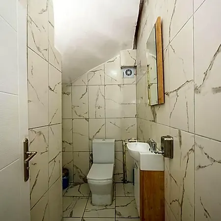 Xalila Only For Men, In Auberge de jeunesse *