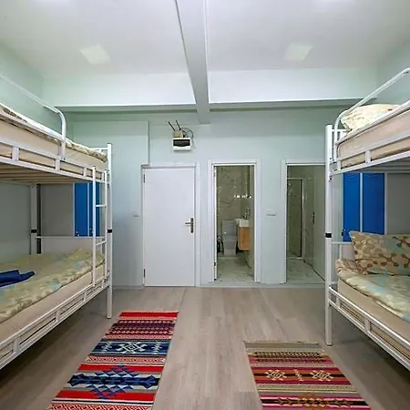Xalila Only For Men, In Auberge de jeunesse *