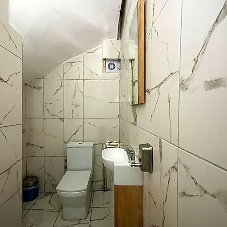 Xalila Only For Men, In Auberge de jeunesse *