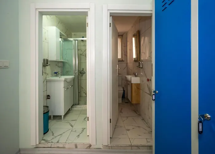 אכסניה Xalila Only For Men, In